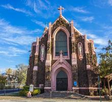 igreja de esquina com porta dupla e frente com vitrais foto