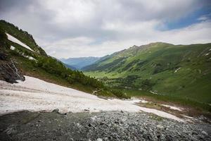 cachoeiras nas montanhas do cáucaso foto