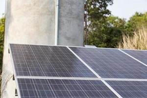 painéis solares produzem eletricidade que pode executar bomba de água submersa para irrigação de água em campo agrícola foto