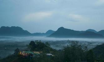 névoa da manhã e bela montanha no sul da tailândia
