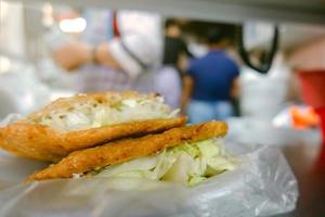 comida mexicana gorditas fritas em óleo, de migalhas de carne e queijo foto