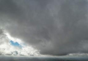 melhor vista de alto ângulo de nuvens dramáticas sobre o céu foto