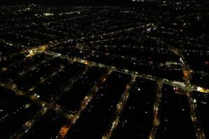 bela vista aérea da cidade britânica e estradas à noite. imagens de alto ângulo do drone da cidade britânica iluminada foto