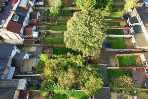 vista aérea de casas residenciais britânicas e casas durante o pôr do sol foto