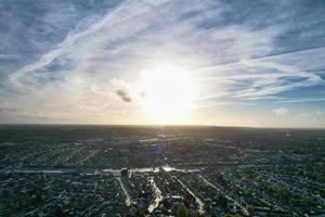 vista aérea de casas residenciais britânicas e casas durante o pôr do sol foto