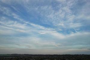 nuvens mais bonitas movendo-se sobre a cidade britânica da inglaterra foto