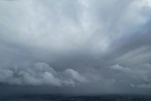 nuvens mais bonitas movendo-se sobre a cidade britânica da inglaterra foto