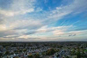 melhor vista aérea da cidade de luton da inglaterra após o pôr do sol foto