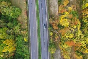 autoestradas britânicas, estradas e rodovias passando pelo campo, vista aérea com câmera do drone. foto