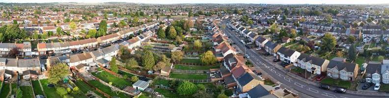 vista aérea de casas residenciais britânicas e casas durante o pôr do sol foto