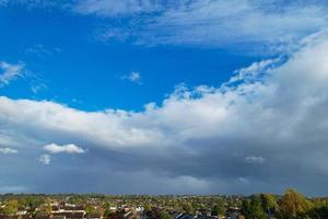 nuvens mais bonitas movendo-se sobre a cidade britânica da inglaterra foto