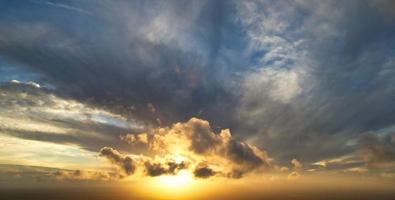 melhor vista de alto ângulo de nuvens dramáticas sobre o céu foto