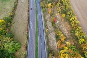 autoestradas britânicas, estradas e rodovias passando pelo campo, vista aérea com câmera do drone. foto