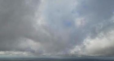 melhor vista de alto ângulo de nuvens dramáticas sobre o céu foto