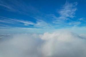 linda vista das nuvens sobre a cidade britânica foto