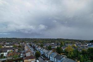 vista aérea de casas residenciais britânicas e casas durante o pôr do sol foto