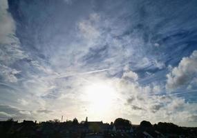 nuvens mais bonitas movendo-se sobre a cidade britânica da inglaterra foto