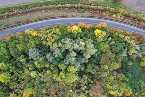 autoestradas britânicas, estradas e rodovias que passam pelo interior da Inglaterra. vista aérea com câmera do drone foto