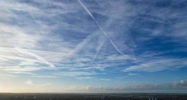 nuvens mais bonitas movendo-se sobre a cidade britânica da inglaterra foto