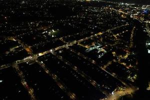 bela vista aérea da cidade britânica e estradas à noite. imagens de alto ângulo do drone da cidade britânica iluminada foto