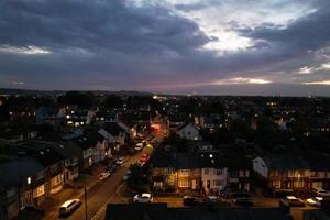 bela vista aérea da cidade britânica e estradas à noite. imagens de alto ângulo do drone da cidade britânica iluminada foto