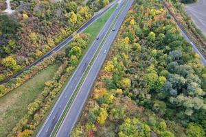 autoestradas britânicas, estradas e rodovias passando pelo campo, vista aérea com câmera do drone. foto