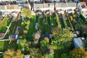 vista aérea de casas residenciais britânicas e casas durante o pôr do sol foto