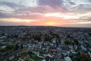 vista aérea de casas residenciais britânicas e casas durante o pôr do sol foto