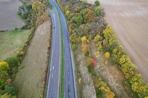 autoestradas britânicas, estradas e rodovias que passam pelo interior da Inglaterra. vista aérea com câmera do drone foto