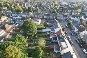 vista aérea de casas residenciais britânicas e casas durante o pôr do sol