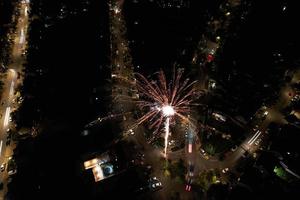 bela vista aérea da cidade britânica e estradas à noite. imagens de alto ângulo do drone da cidade britânica iluminada foto