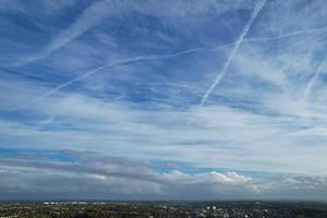 nuvens mais bonitas movendo-se sobre a cidade britânica da inglaterra foto