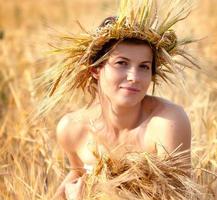 mulher no campo de trigo
