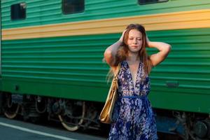 mulher esperando trem na plataforma