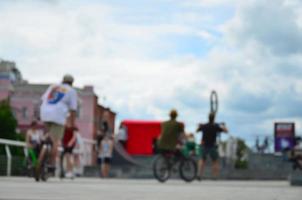 imagem desfocada de muitas pessoas com bicicletas bmx. encontro de fãs de esportes radicais foto