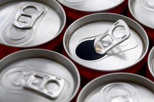 muitas latas de refrigerante de alumínio. publicidade para refrigerantes ou fabricação em massa de latas foto