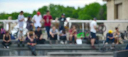 imagem desfocada de muitas pessoas com bicicletas bmx. encontro de fãs de esportes radicais foto