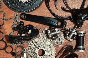 muitas peças e componentes metálicos diferentes do equipamento de corrida de uma bicicleta esportiva foto