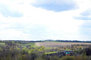 panorama da paisagem rural no início do verão foto