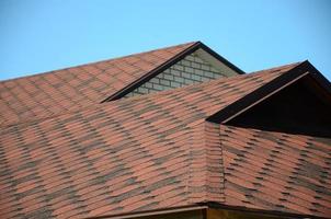 o telhado é coberto com telhas betuminosas de cor marrom. coberturas de qualidade foto