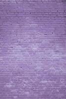 a textura da parede de tijolos de muitas fileiras de tijolos pintados na cor violeta