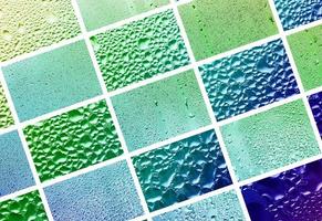 uma colagem de diversos fragmentos de vidro, decorados com gotas de chuva do condensado. tons de primavera com cores verdes e azuis foto