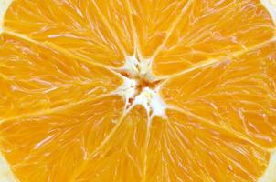 vista superior de um fragmento da fatia de fruta laranja close-up. textura de fundo macro foto