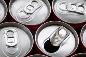 muitas latas de refrigerante de alumínio. publicidade para refrigerantes ou fabricação em massa de latas foto