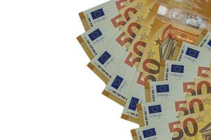 As notas de 50 euros encontram-se isoladas no fundo branco, com espaço de cópia. fundo conceitual de vida rica foto