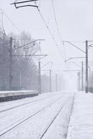 estação ferroviária na tempestade de neve do inverno foto