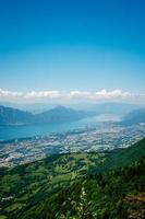 vista aérea de montanhas verdes e lago foto