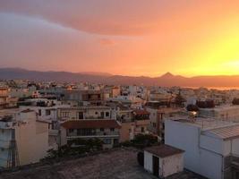 belo pôr do sol em heraklion, creta, grécia foto