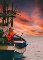 um barco de pesca em direção ao mar. foto