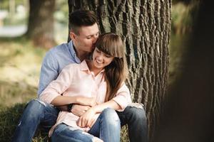 amando o jovem casal beijando e abraçando ao ar livre. amor e ternura, namoro, romance, conceito de família. foto